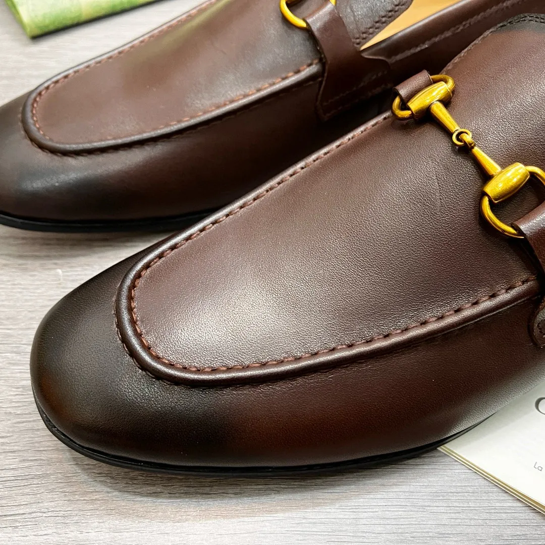 Ex-factory price: 480💰-(Gucci) men’s loafers! Genuine molded horsebit, a classic must-have for your shoe cabinet! The feet are particularly delicate! This Gucci original version is a set last, and we are consistent with the counter! Therefore, it is more comfortable in terms of last shape and comfort! Take it to the counter and compare at will! Good shoes are more than just what they make! But grasp the essence from the inside out! Material: Imported first-layer cowhide! Genuine leather outsole imported from Italy, size: 39-44 (38/45 customized, non-refundable)